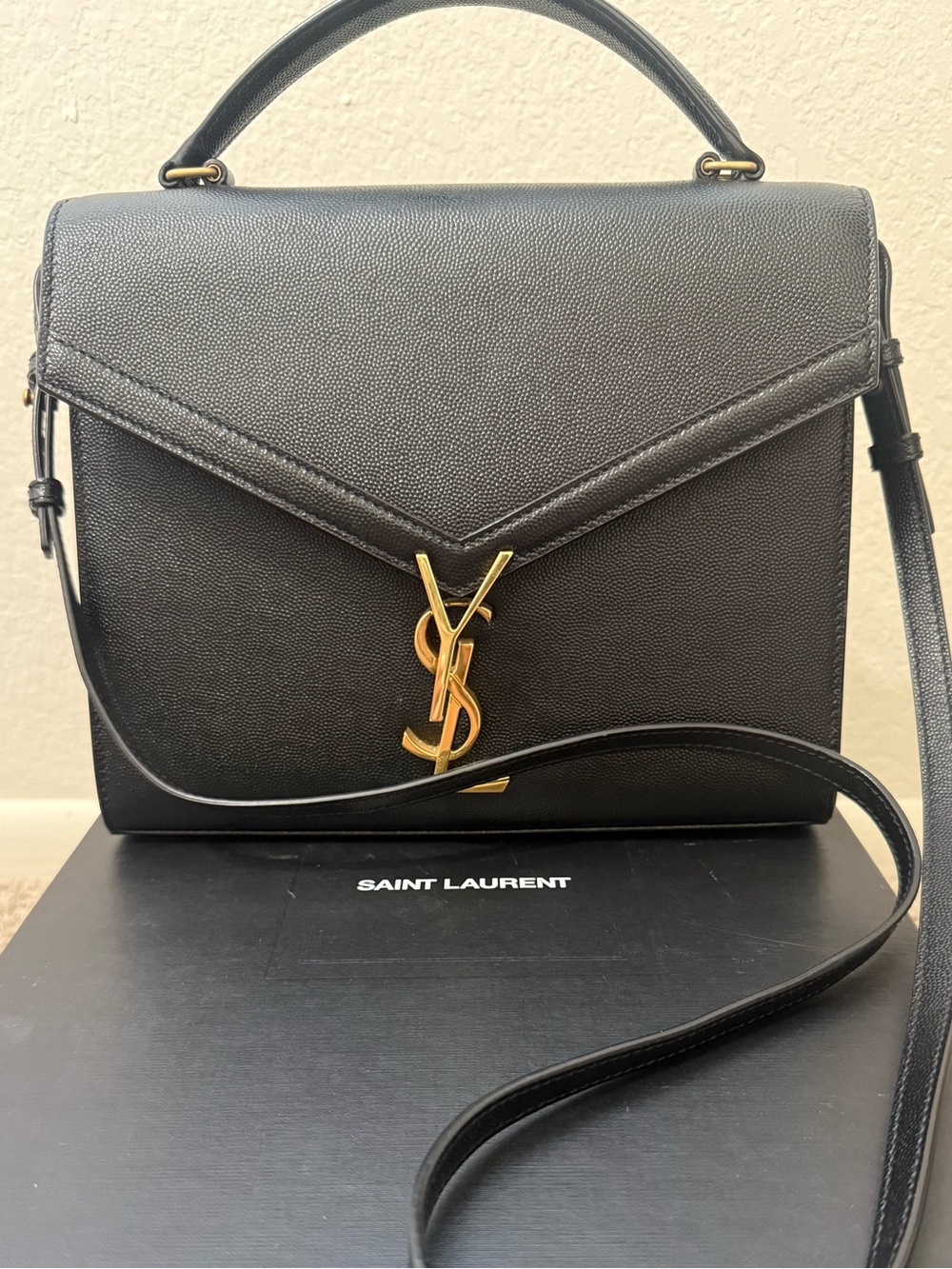 ✨YSL Cassandra Medium Top Handle Bag in Grain De Poudre Embossed Leather